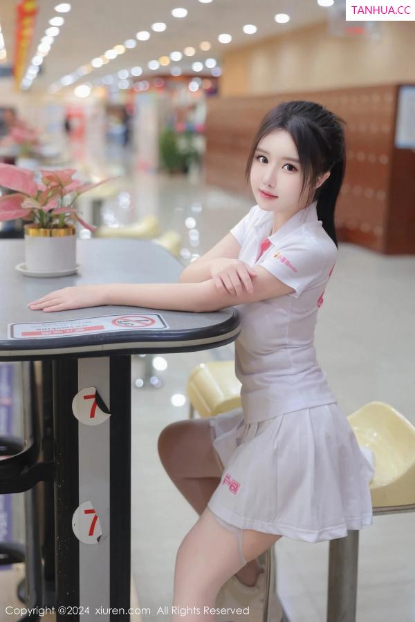   [XiuRen]高清写真图 2024.02.20 No.8118 小薯条nienie 丝袜美腿第36张图片